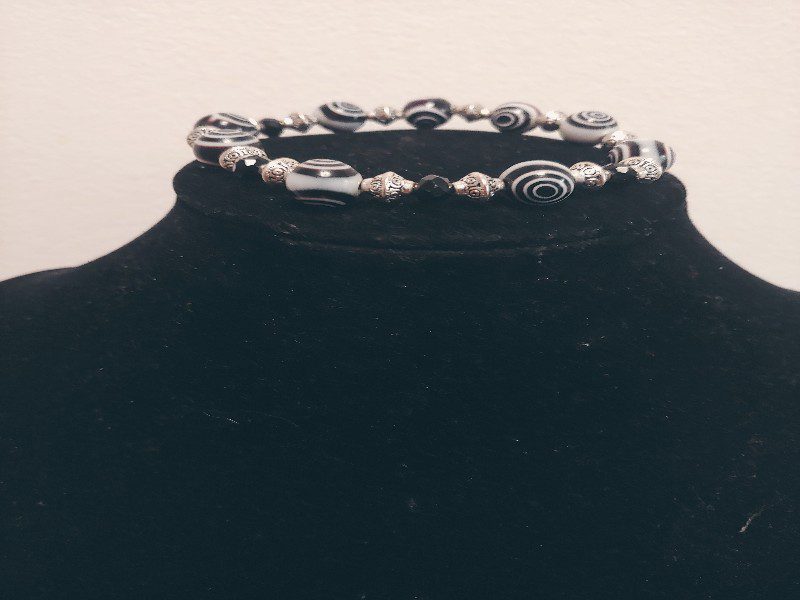 Black Doted Glass Beaded Bracelet - Image 2